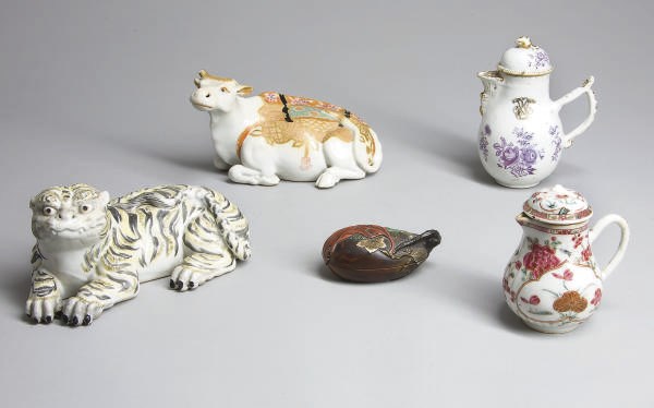 LOT D'OBJETS ASIATIQUES COMPRENANT