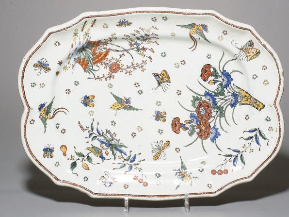 PLAT EN FAIENCE FRANCAISE (ROUEN) DU XVIIIEME SIECLE