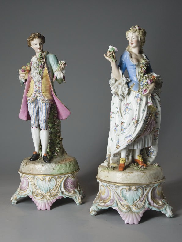 PAIRE DE STATUETTES EN PORCELAINE DANS LE STYLE DE MEISSEN