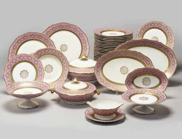 PARTIE DE SERVICE DE TABLE EN PORCELAINE FRANCAISE (LIMOGES)