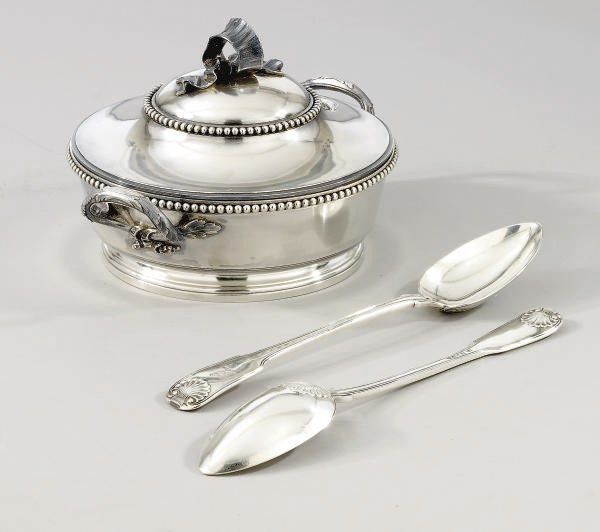 LEGUMIER, SON COUVERCLE ET PAIRE DE CUILLERES A RAGOUT EN ARGENT