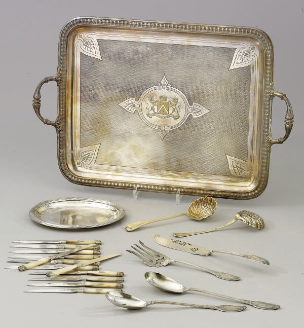 ENSEMBLE EN ARGENT, VERMEIL ET METAL ARGENTE