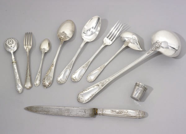 ENSEMBLE DE COUVERTS EN ARGENT