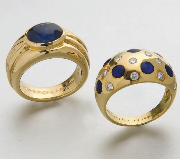 BAGUE SAPHIR, PAR BOUCHERON ET BAGUE DIAMANTS ET PATE DE VERRE, PAR VAN CLEEF & ARPELS