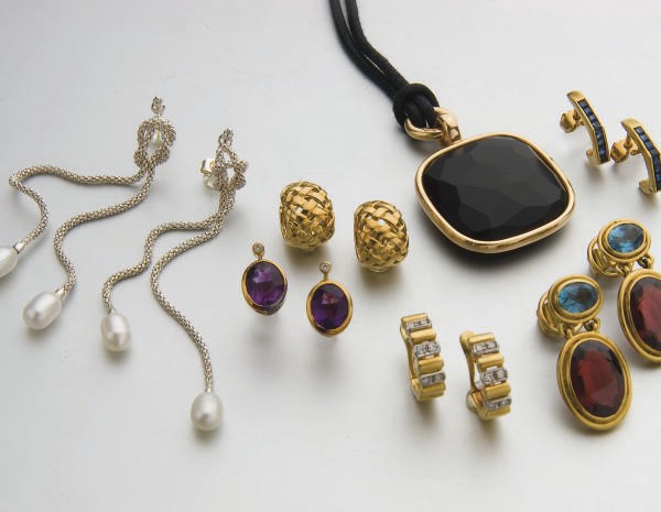 SIX PAIRES DE BOUCLES D'OREILLES ET UN PENDENTIF PAR POMELLATO