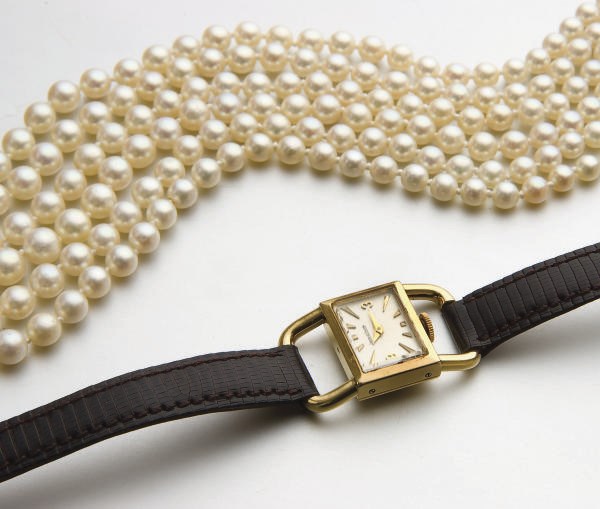COLLIER PERLES DE CULTURE ET MONTRE JAEGER LECOULTRE