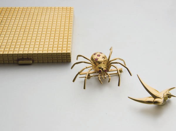 POUDRIER OR, BROCHE RUBIS SYNTHETIQUES ET BROCHE OR