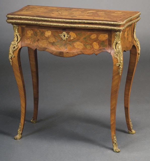 TABLE A JEUX DE STYLE LOUIS XV DE LA FIN DU XIXEME SIECLE
