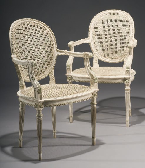 PAIRE DE FAUTEUILS CANNES DE STYLE LOUIS XVI