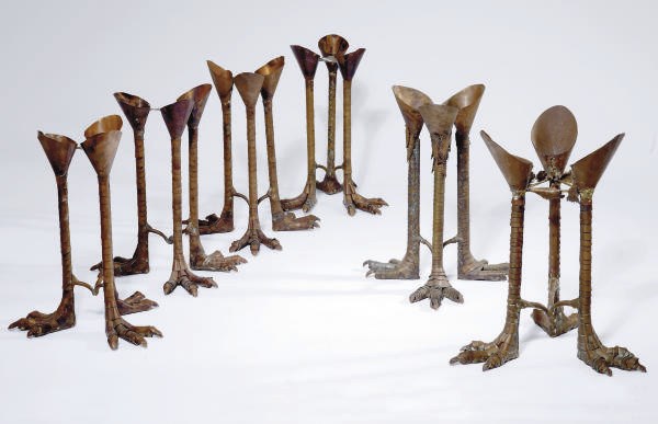 SIX CENTRES DE TABLE PATTES D'AUTRUCHE