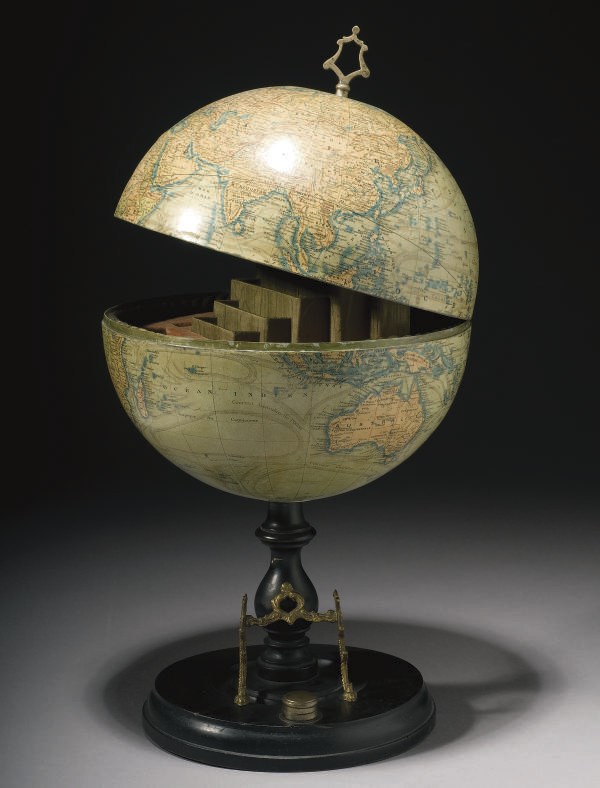 GLOBE TERRESTRE FORMANT RANGE COURRIER VERS 1880