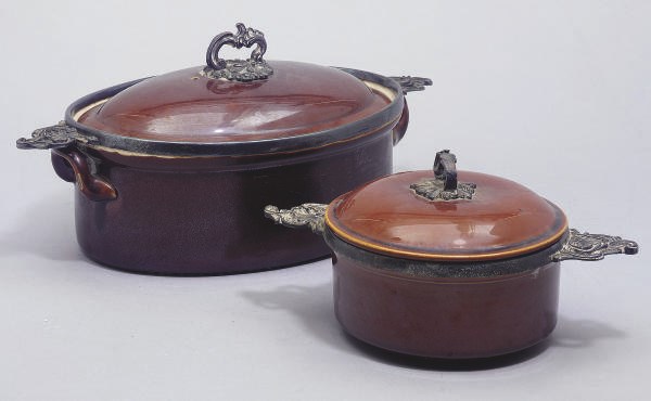 PAIRE DE TERRINES ET LEURS COUVERCLES EN FAIENCE