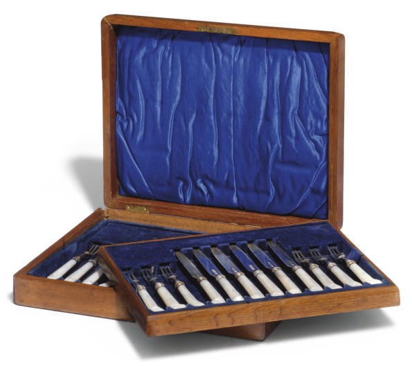 TWELVE PAIRS OF EDWARDIAN SILVER FRUIT KNIVES
