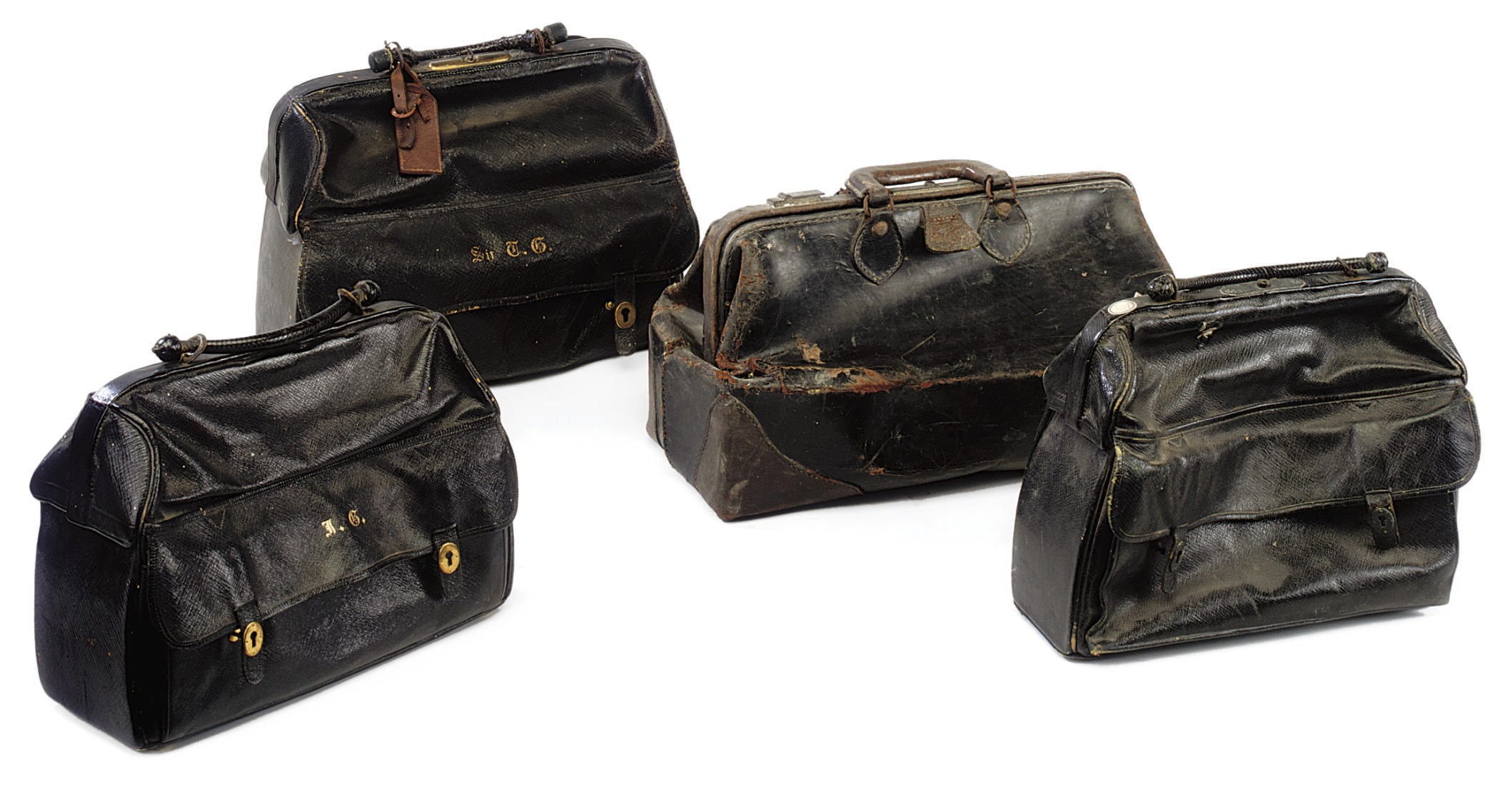 A GROUP OF LATE VICTORIAN LEATHER GLADSTONE BAGS