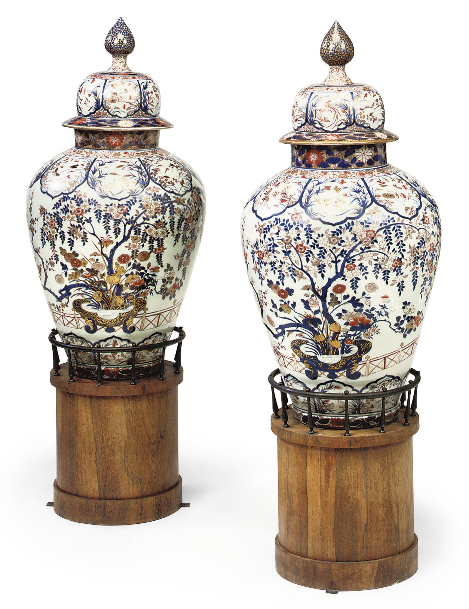 A PAIR OF JAPANESE IMARI VASES AND COVERS