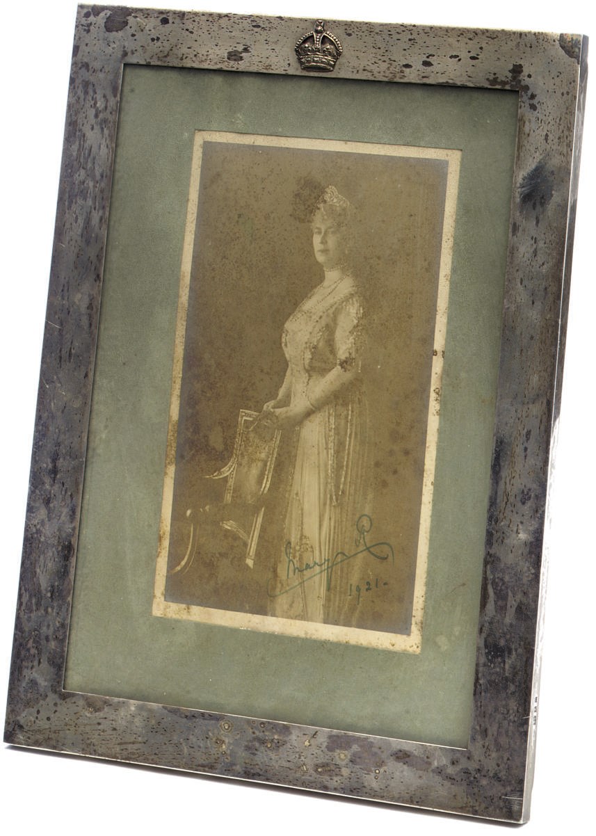 A GEORGE V ROYAL SILVER PHOTOGRAPH FRAME