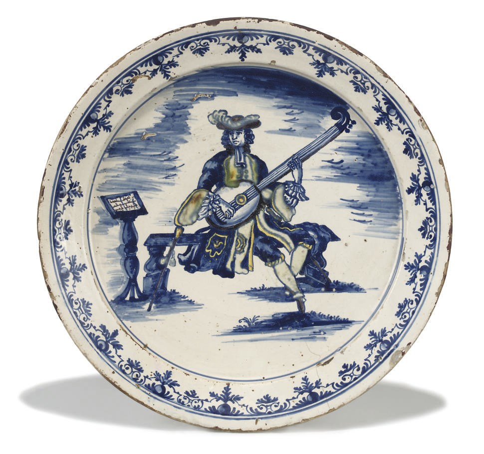 A SPANISH FAIENCE CHARGER