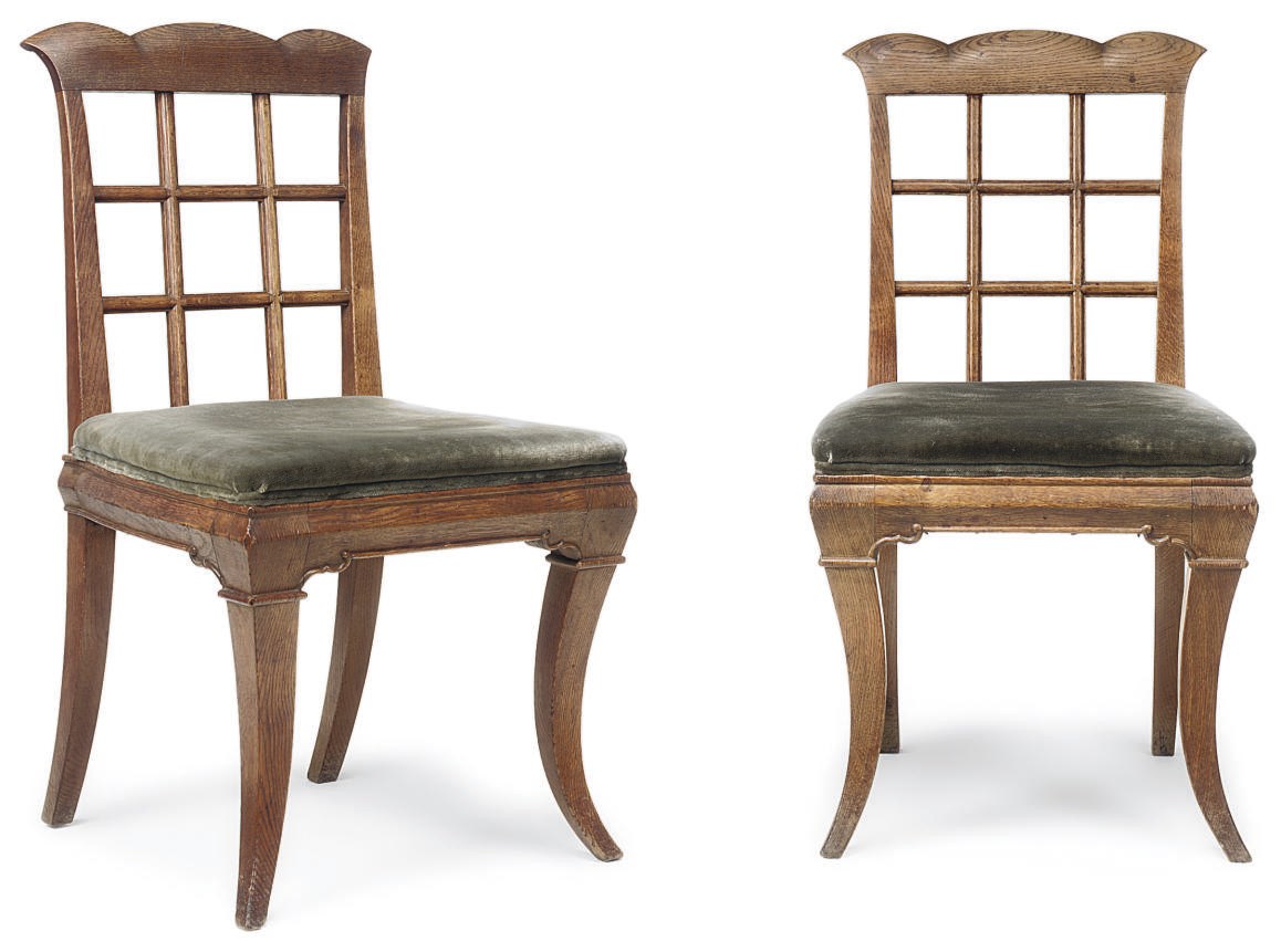 A PAIR OF EDWARDIAN OAK SIDE CHAIRS