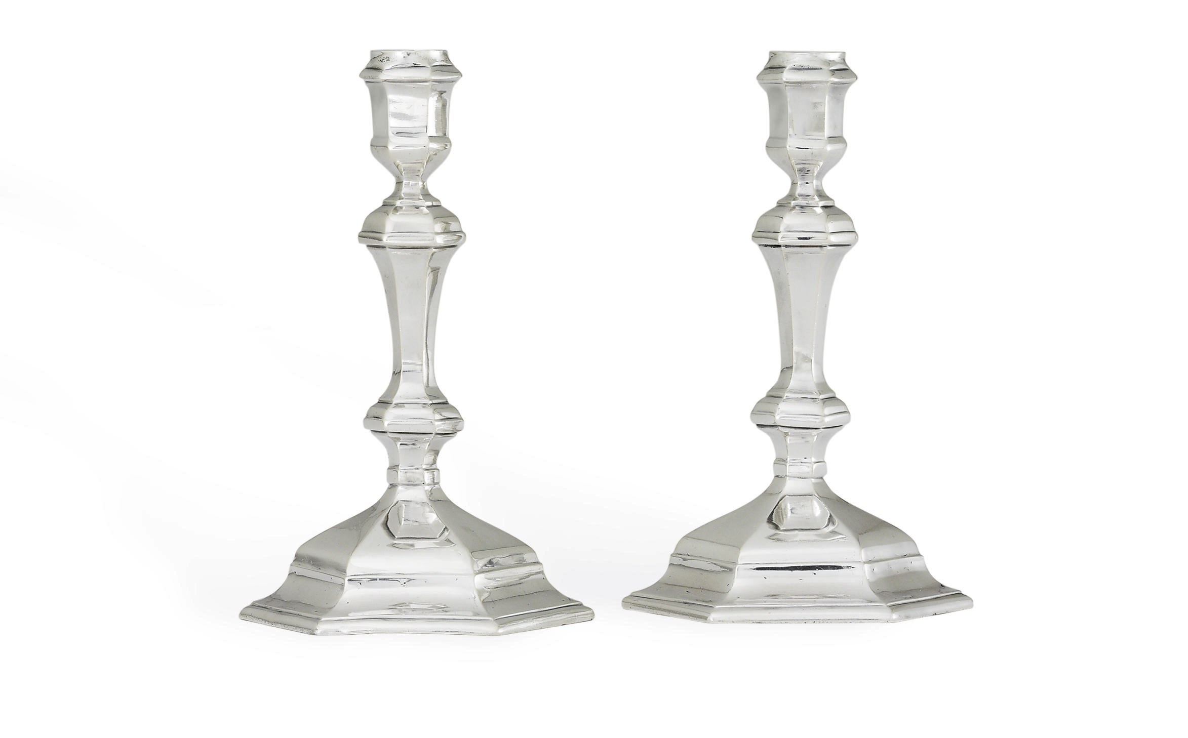 A PAIR OF GEORGE I SILVER CANDLESTICKS
