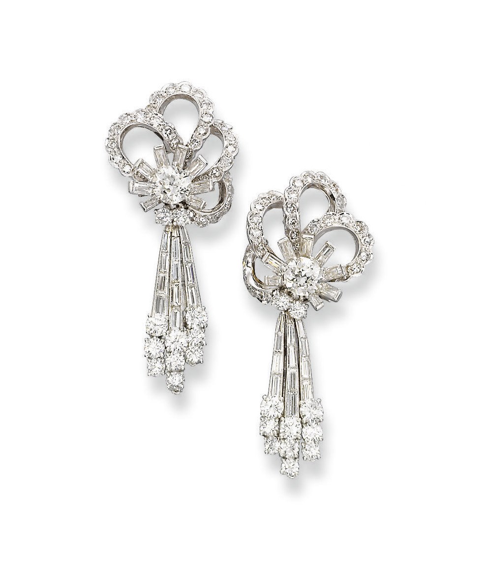 A PAIR OF DIAMOND EAR PENDANTS