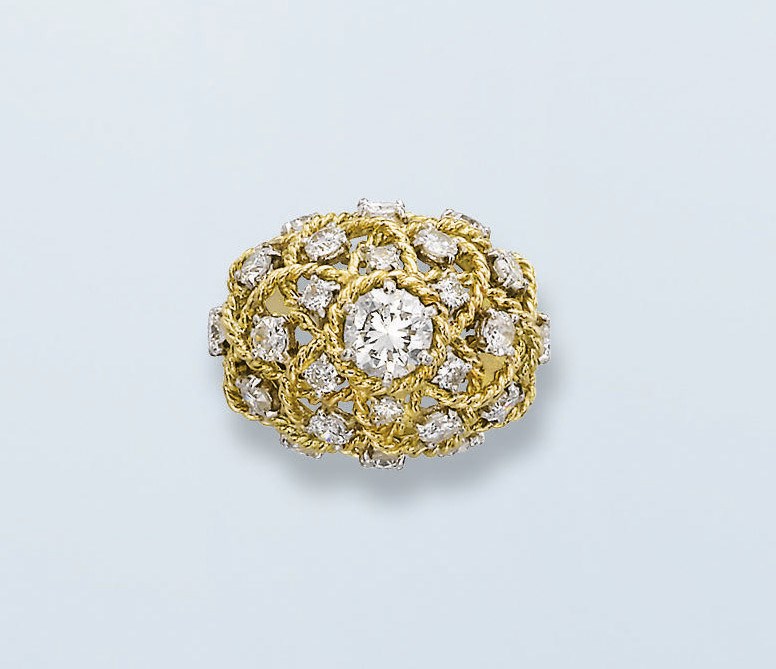 A GOLD AND DIAMOND RING