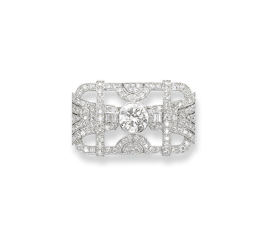 AN ART DECO DIAMOND BROOCH