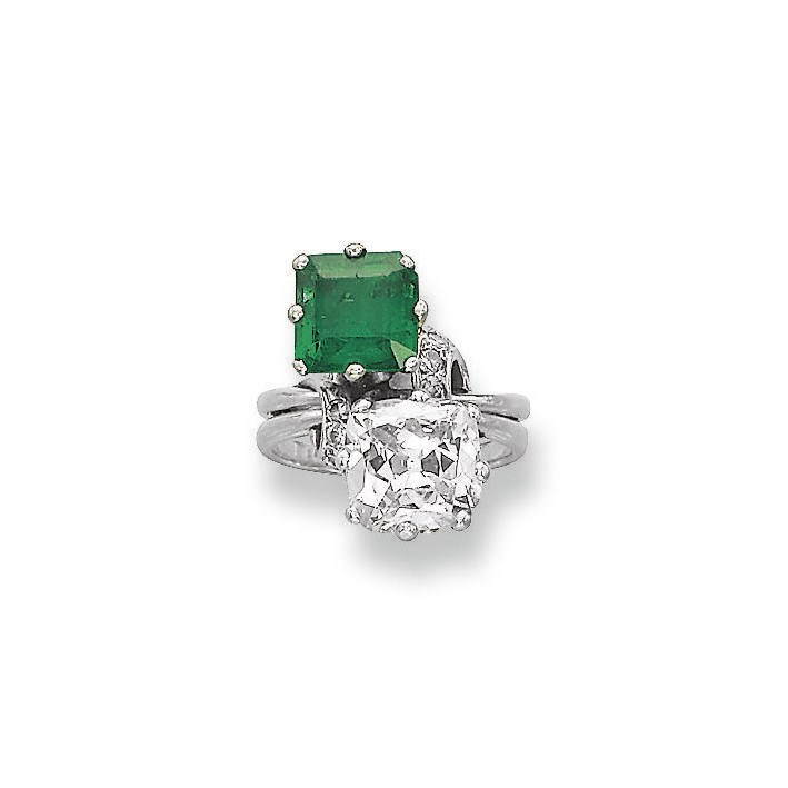 AN EMERALD AND DIAMOND 'TOI ET MOI' RING