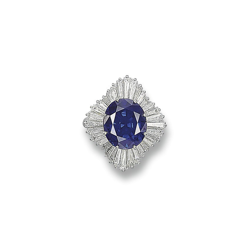 A CHARMING SAPPHIRE AND DIAMOND RING