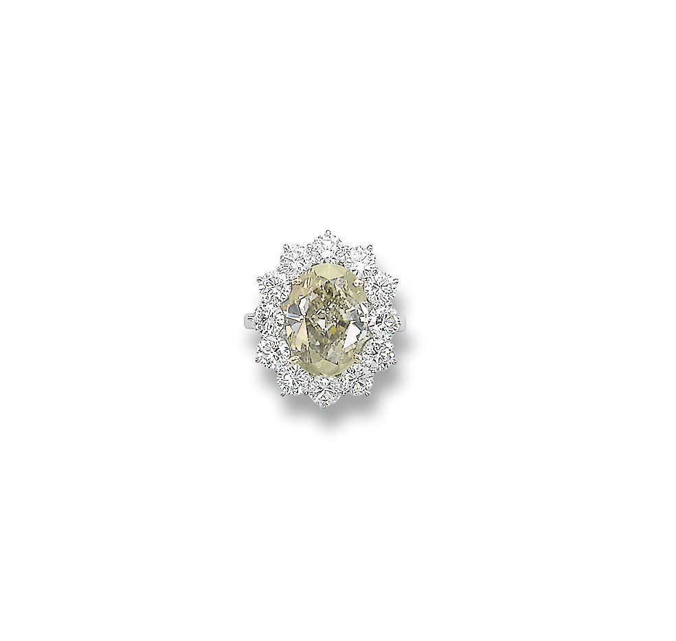 AN UNUSUAL COLOURED DIAMOND AND DIAMOND RING