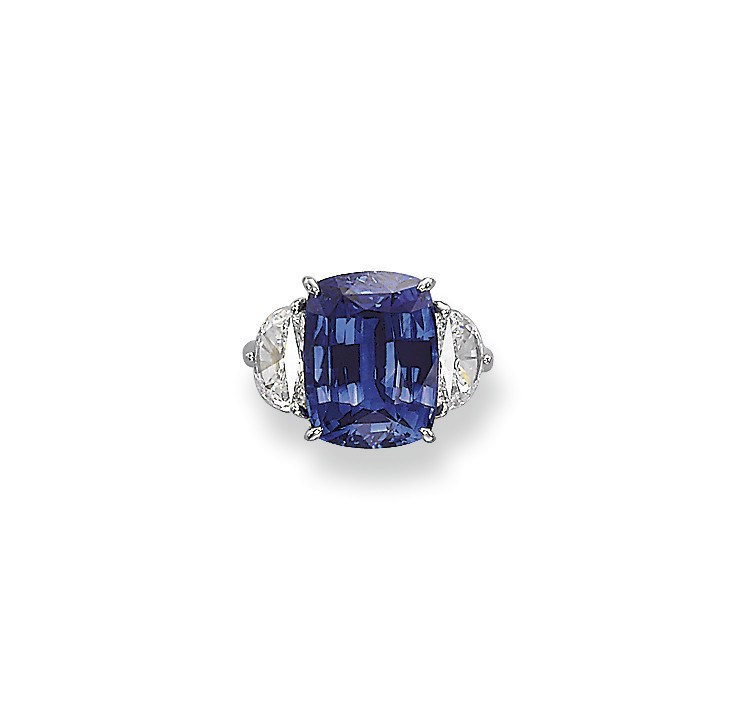 A SAPPHIRE AND DIAMOND RING