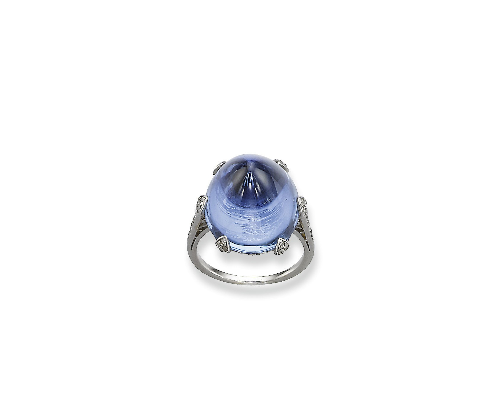 AN ELEGANT ART DECO SAPPHIRE AND DIAMOND RING