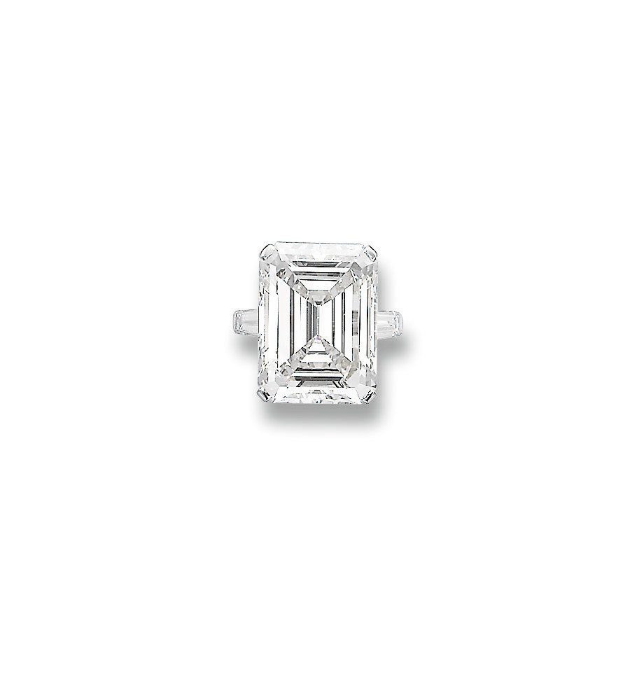 AN ATTRACTIVE DIAMOND RING