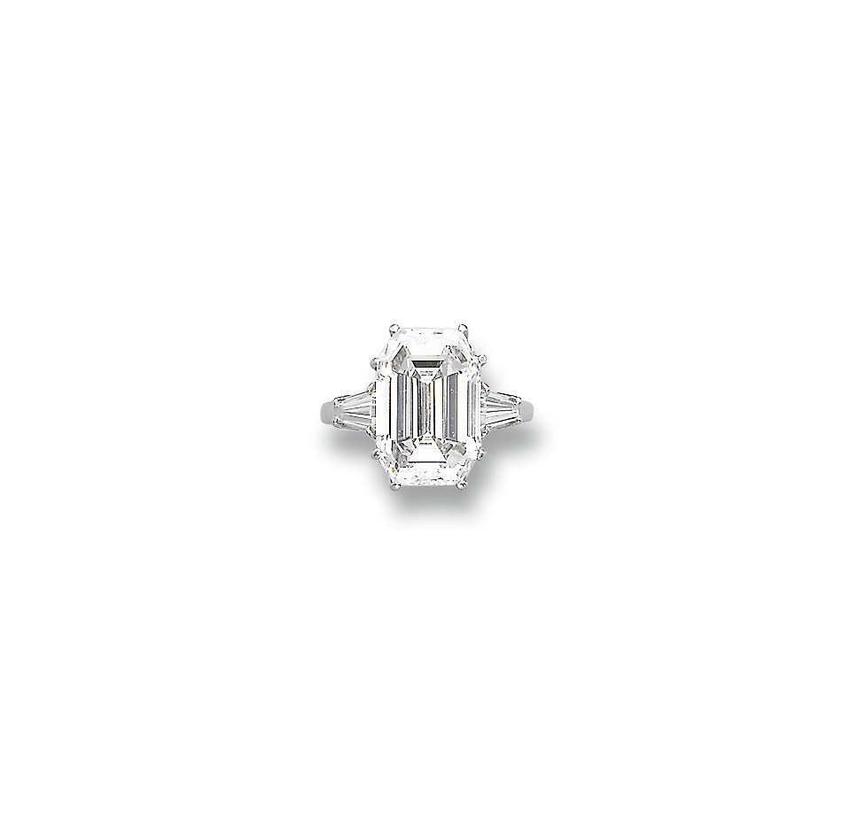 A FINE DIAMOND RING
