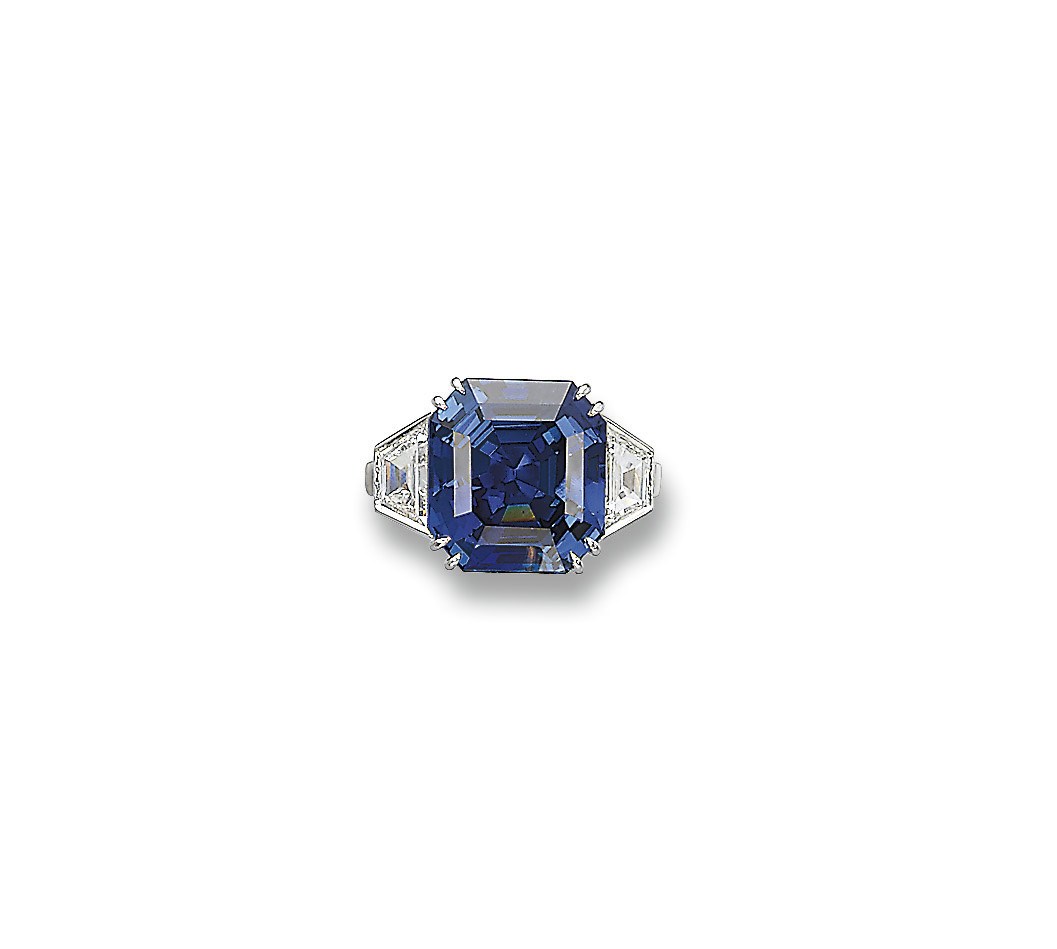AN ATTRACTIVE SAPPHIRE AND DIAMOND RING