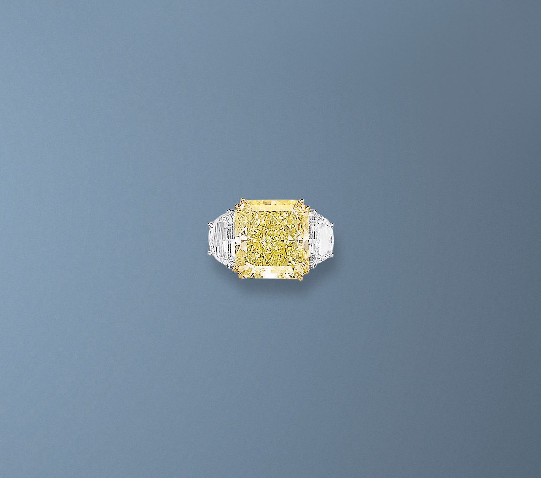 A COLOURED DIAMOND AND DIAMOND RING