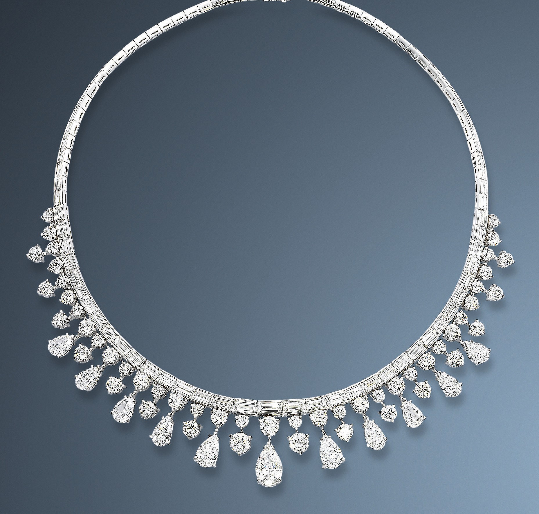 AN ELEGANT DIAMOND NECKLACE