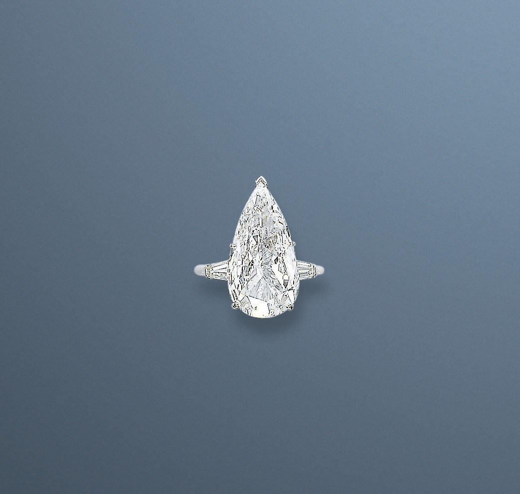 A FINE DIAMOND RING