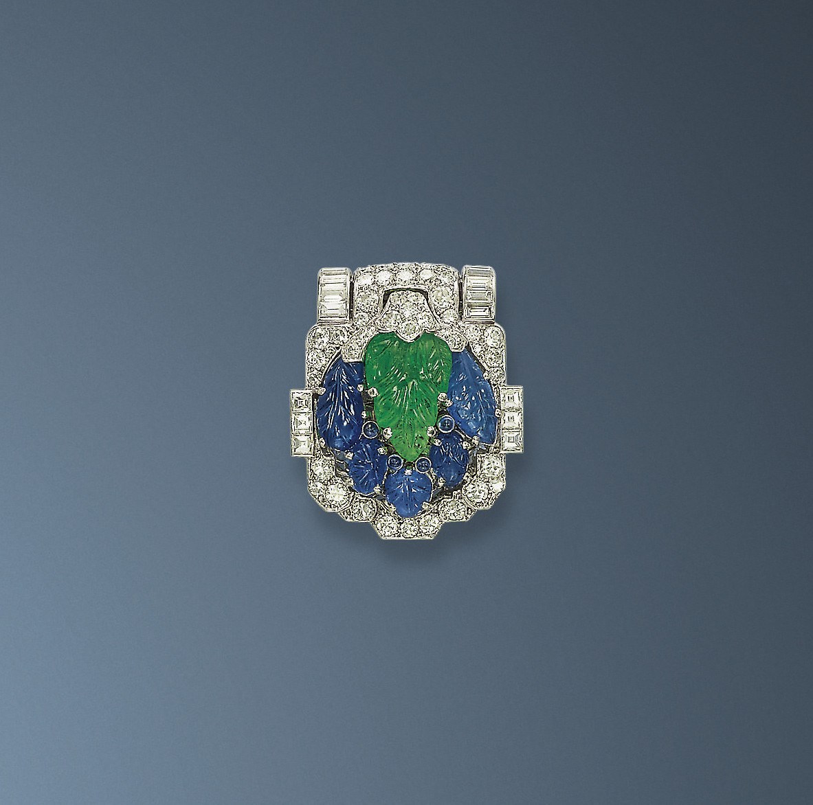AN ART DECO EMERALD, SAPPHIRE AND DIAMOND CLIP BROOCH, BY CARTIER