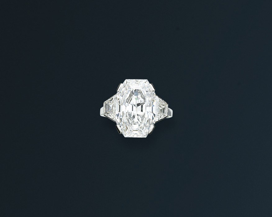AN EXQUISITE ART DECO DIAMOND RING