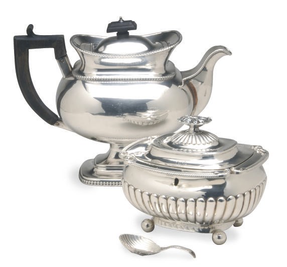 A GEORGE III SILVER TEA CADDY WITH HINGED COVER AND A SHELL-SHAPED SUGAR SPOON,