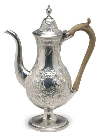 A GEORGE III SILVER COFFEE POT WITH HINGED COVER WITH WOOD HANDLE,