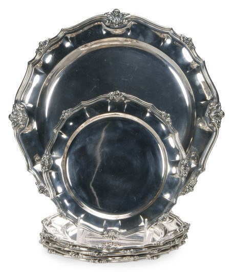 A SET OF SIX ITALIAN SILVER SMALL PLATES AND A SERVING DISH,