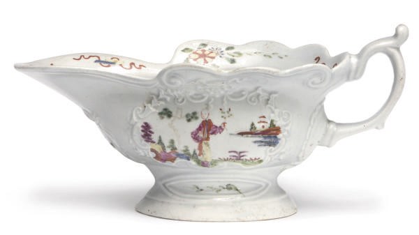 AN ENGLISH PORCELAIN CHINOISERIE PEDESTAL SAUCE-BOAT,