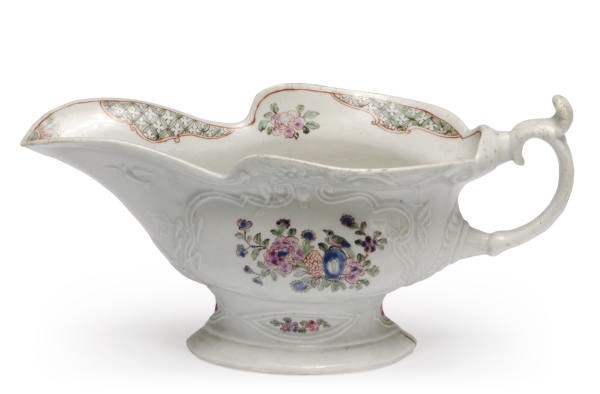 A ENGLISH PORCELAIN CHINOISERIE SAUCE-BOAT,