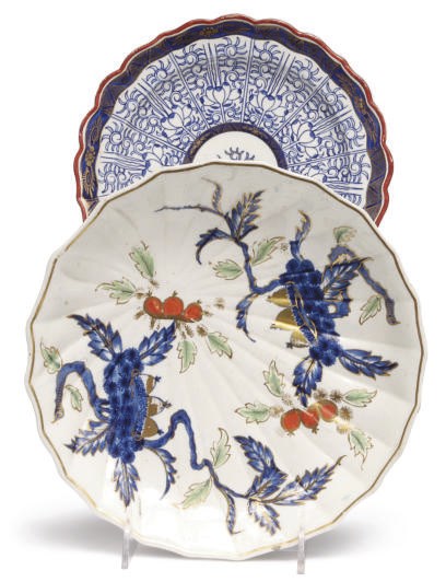 TWO ENGLISH PORCELAIN DISHES DECORATED IN THE CHINESE STYLE,