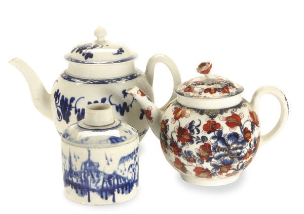 A GROUP OF ENGLISH PORCELAIN AND PEARLWARE CHINOISERIE WARES,