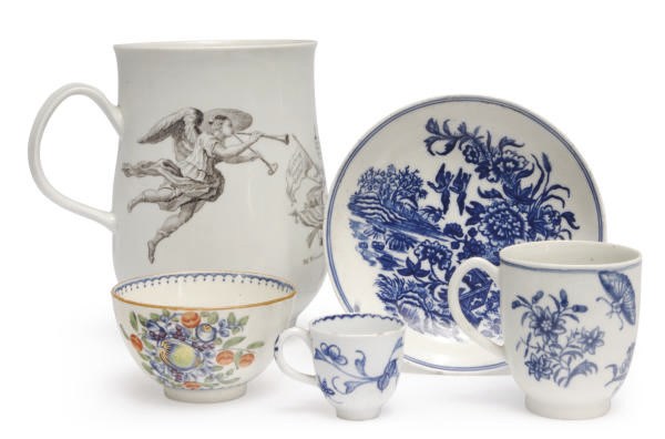 AN ENGLISH PORCLEAIN BLACK TRANSFER PRINTED 'KING OF PRUSSIA' BALUSTER MUG AND AN ASSEMBLED GROUP OF BLUE AND WHITE TEA AND COFFEE WARES,