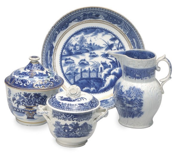FOUR ENGLISH PORCELAIN BLUE PRINTED CHINOISERIE WARES,