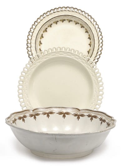 A SELECTION OF ENGLISH CREAMWARE PLATES AND DISHES,