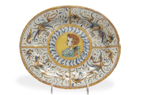 AN ITALIAN MAIOLICA OVAL PORTRAIT DISH,